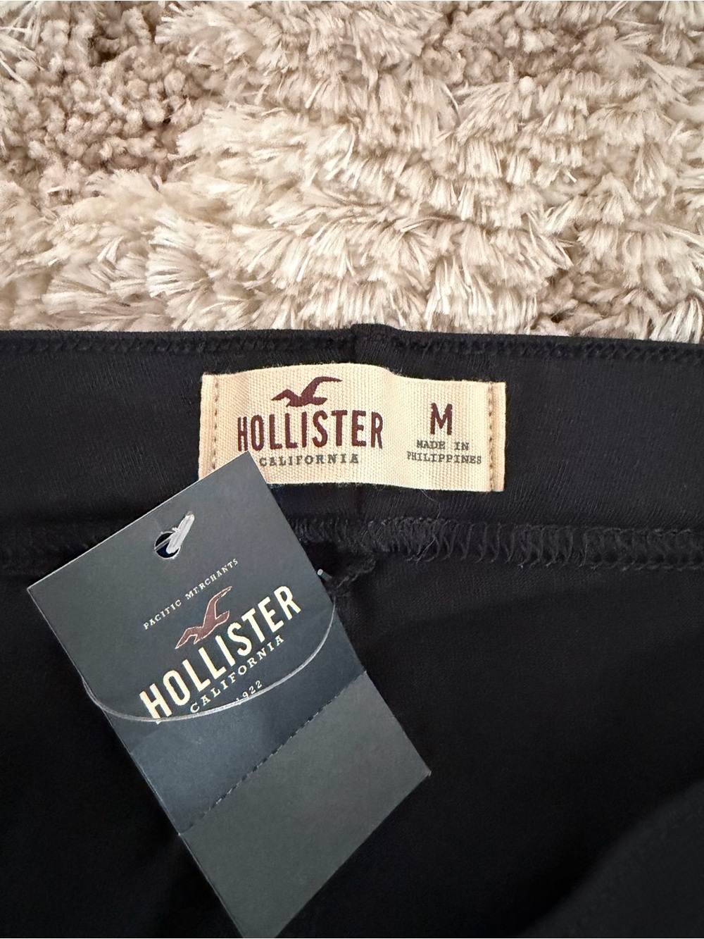 NWT Hollister Black Leggings Size Medium Soft Stretchy Leggings - Picture 2 of 3